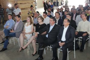 centenas prestigiam a inauguração