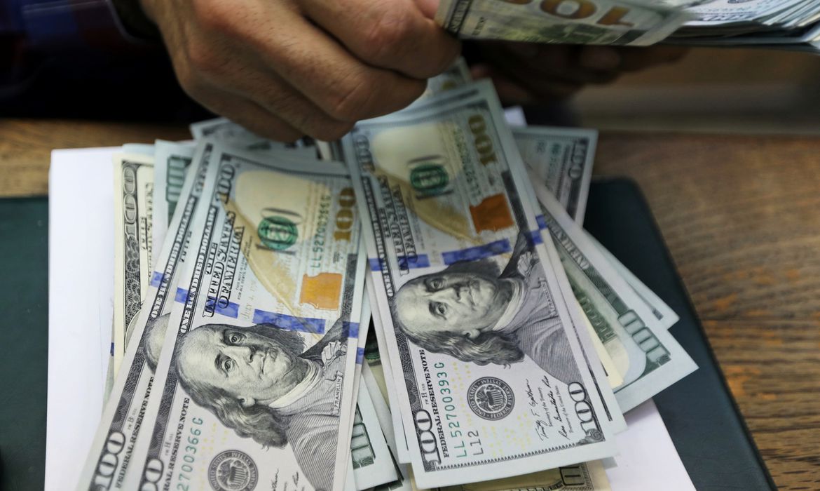 Dólar cai e volta a fechar abaixo de R$ 5,30 em dia de ajustes