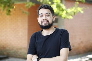 O graduando em Ciências Biológicas Vitor Batista investiga os efeitos de cenários futuros de mudanças climáticas em fragmentos florestais da Mata Atlântica