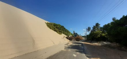 Ventos enchem de areia rodovia de acesso à Praia do Saco