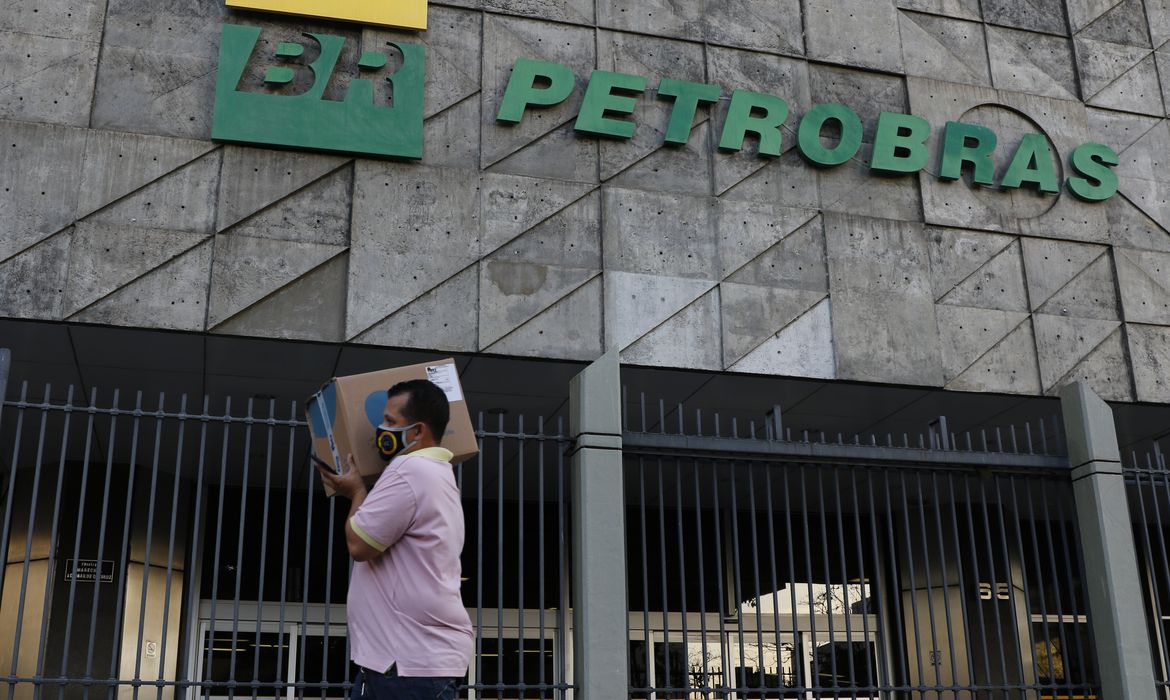 Petrobras reduz preço da gasolina para distribuidoras