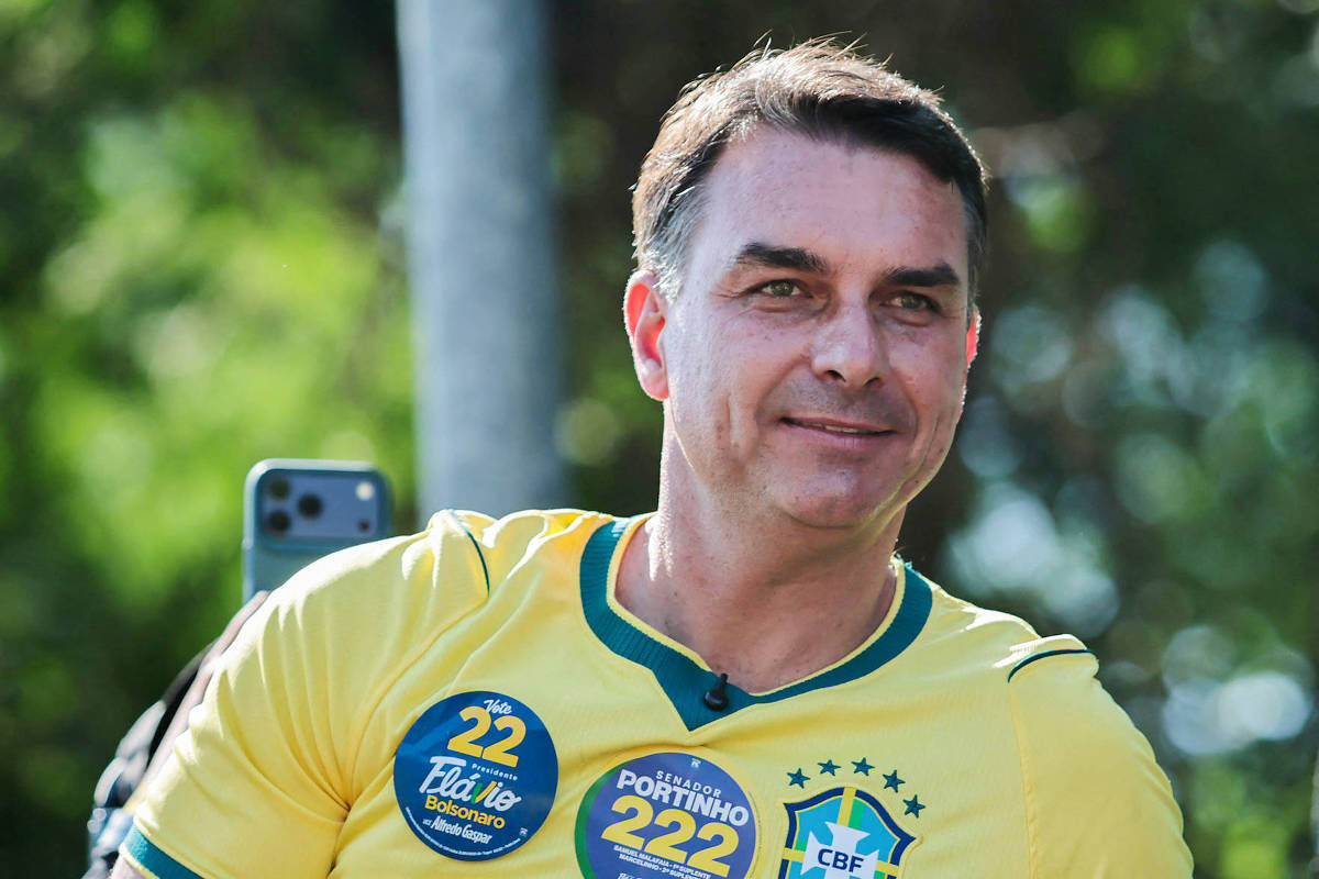 Flávio Bolsonaro quer afastar Dino de processos sobre ele e Lula