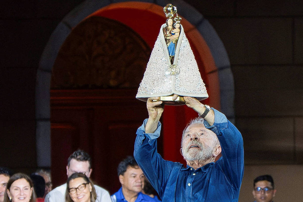 Lula beija santa em entrevista e fala em jamais 'acabar com Nossa Senhora Aparecida'