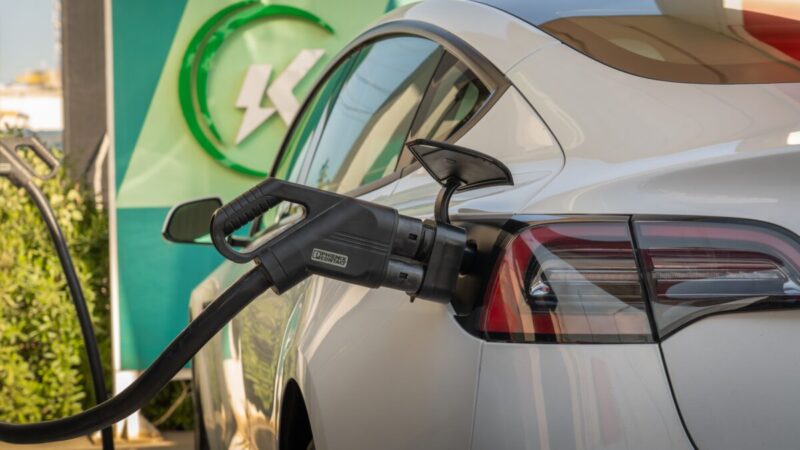 Preço da gasolina faz 87% dos brasileiros pensarem em carro elétrico