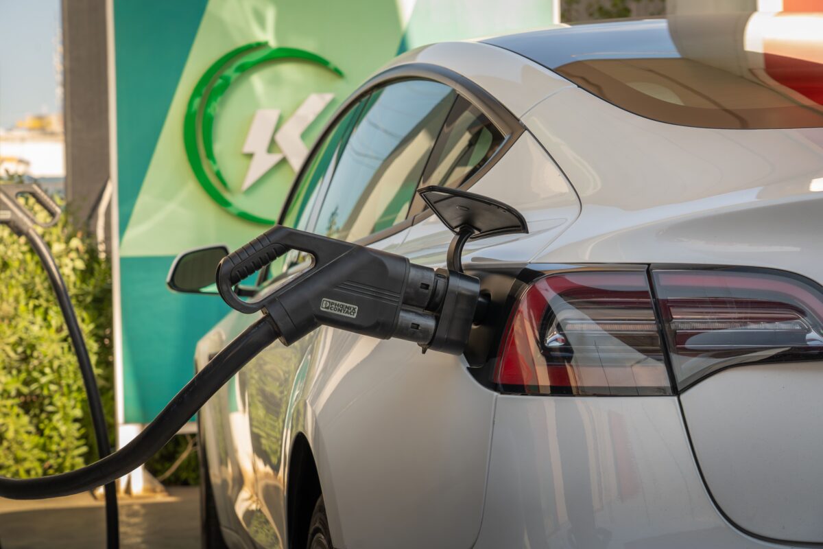 Preço da gasolina faz 87% dos brasileiros pensarem em carro elétrico