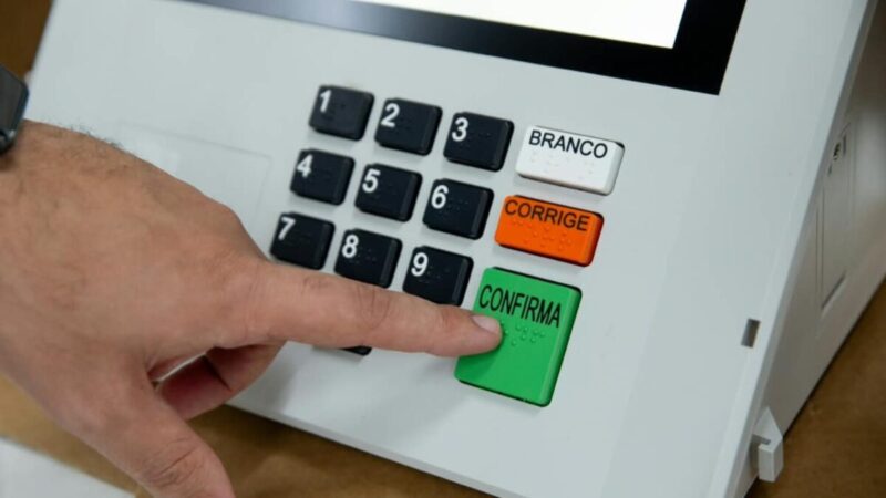 Abstenção recorde no primeiro turno vira alvo de lula e flávio bolsonaro