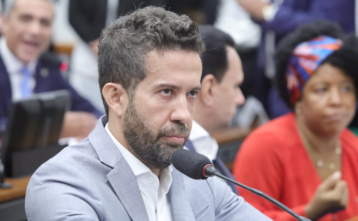 Advogada de Flávio Bolsonaro diz que TSE não identificou fake news no ‘Exército do Lula’ porque Janones apagou mensagens