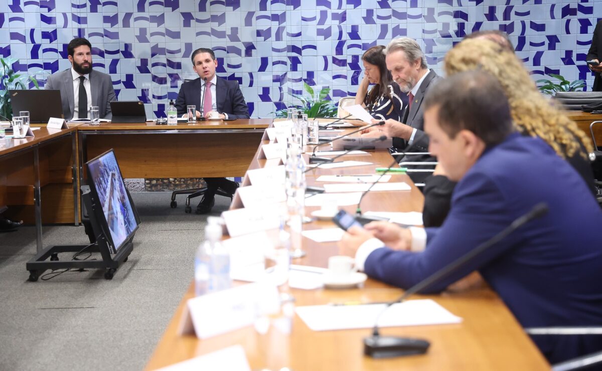 Aliados de Hugo Motta calculam votos e apostam no Centrão para manter comando da Câmara