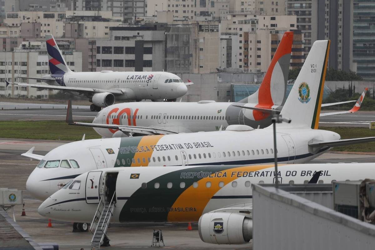 Queda no querosene de aviação freia expansão de voos no Brasil