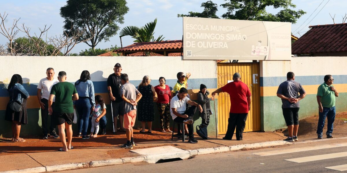 De curral a colégio: eleitores se emocionam ao votar em Goiás