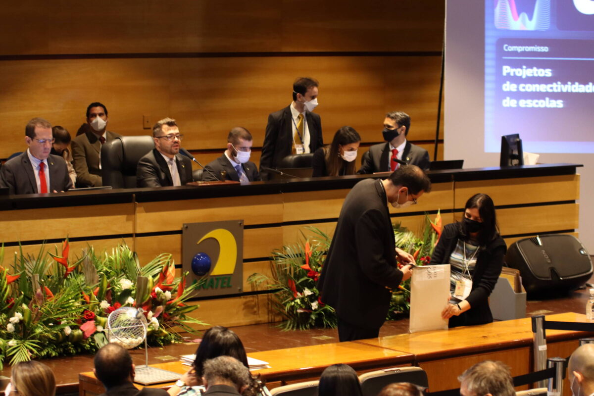 Anatel recua e aprova comitê de políticas públicas com poderes reduzidos