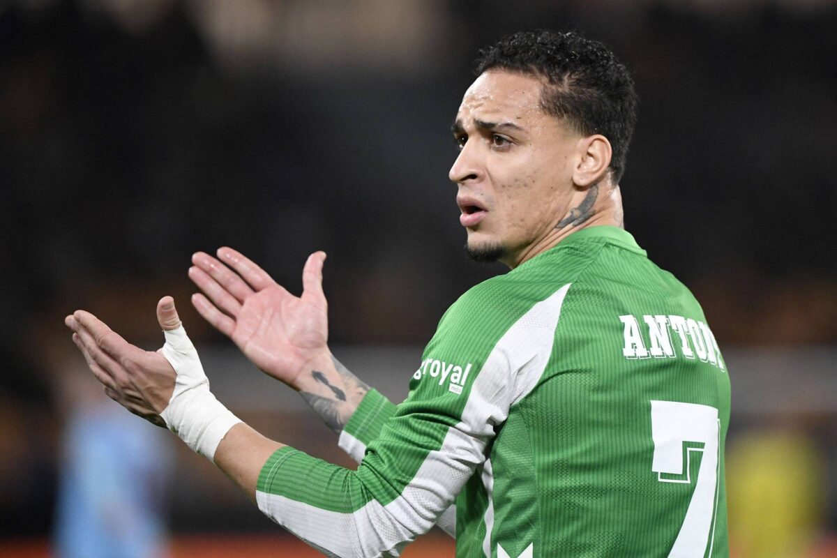 Antony tem residência invadida durante vitória do Betis na Champions
