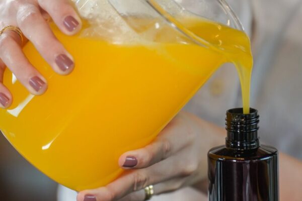 Anvisa divulga lista de cosméticos e perfumes com fabricação artesanal permitida