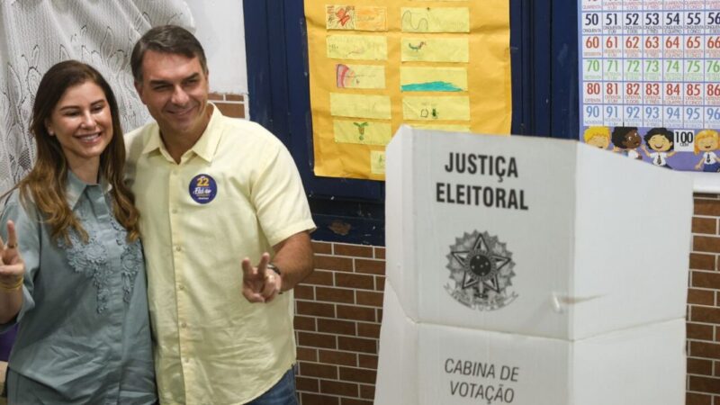 Flávio Bolsonaro vota no Rio e afirma representar a renovação política