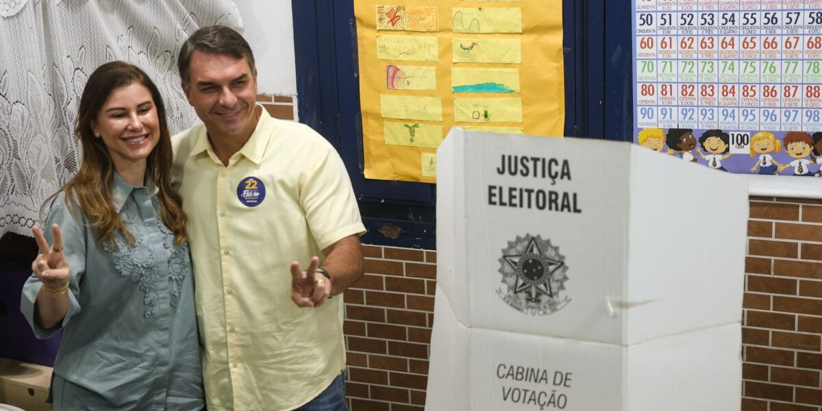 Flávio Bolsonaro vota no Rio e afirma representar a renovação política