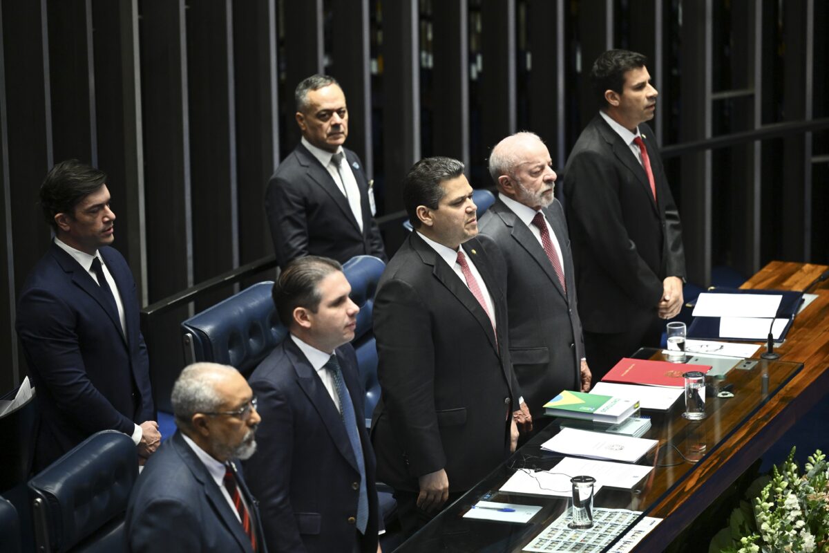 Apesar de votos a favor, apenas um senador da oposição comparece à promulgação da PEC que acaba com a escala 6x1