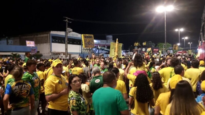 Apoiadores de Flávio Bolsonaro fazem ato em Aracaju