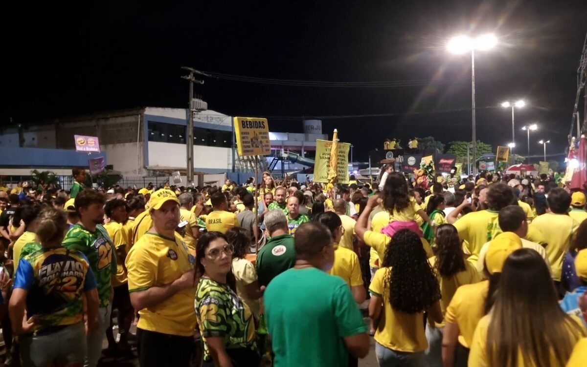 Apoiadores de Flávio Bolsonaro fazem ato em Aracaju