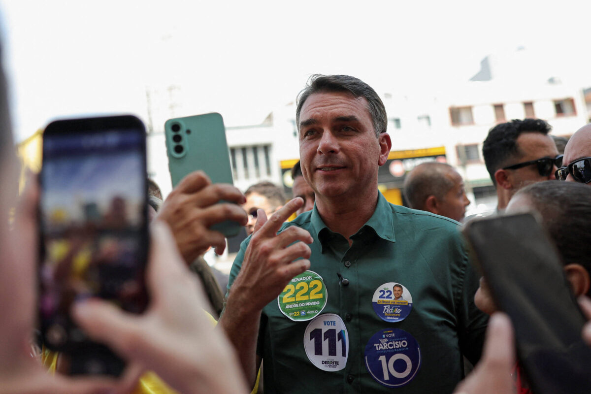 Em SP, ato pró-Flávio Bolsonaro tem homenagens a Nossa Senhora