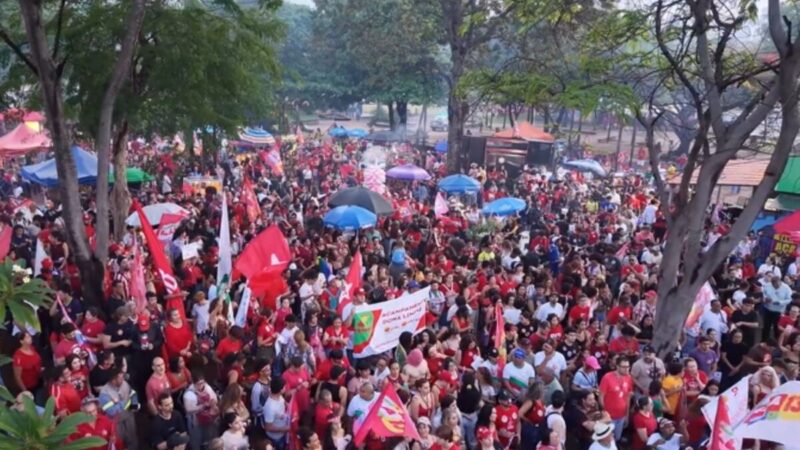 Apoiadores de Lula se reúnem em manifestação com a presença de Boulos na Praça Universitária, em Goiânia