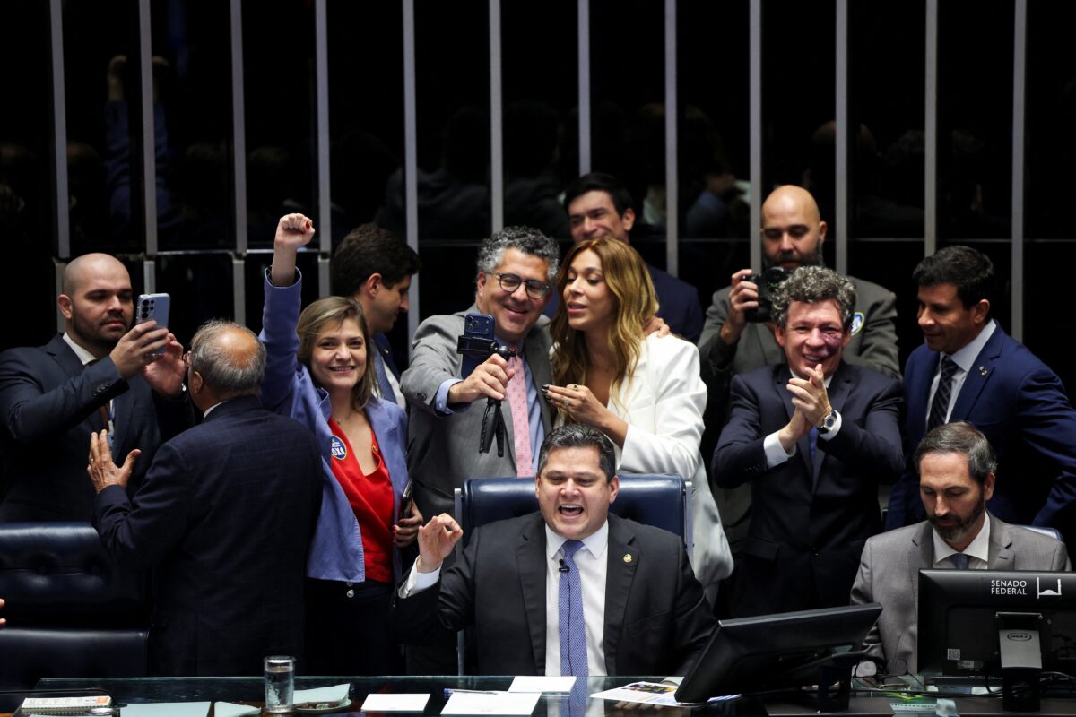 Senadores da oposição só aparecem no último debate da PEC da escala 6×1