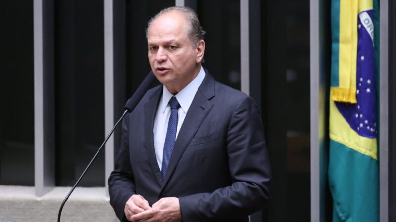 Centrão articula aproximação com governo Lula e critica Flávio