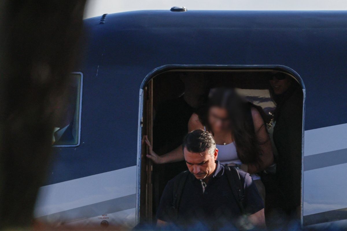 Polícia Federal diz não ter ordem para prender senador Flávio Bolsonaro