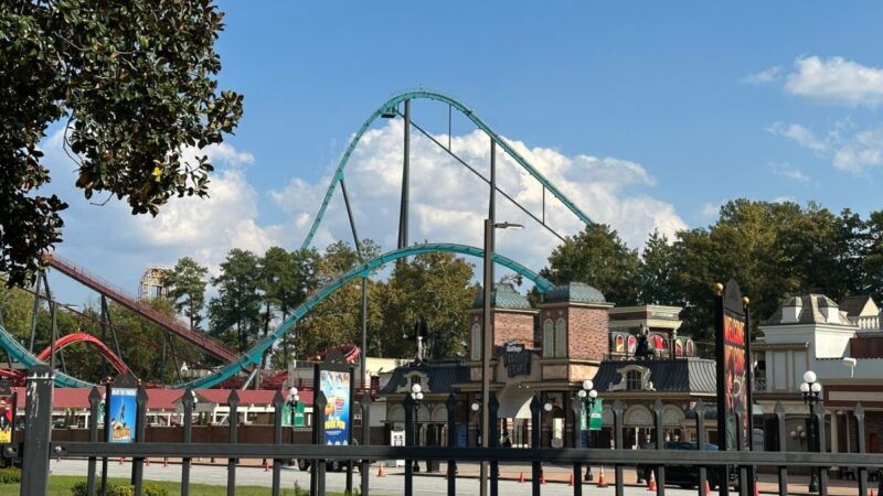 Six Flags vai colocar cintos em montanhas-russas após morte nos EUA