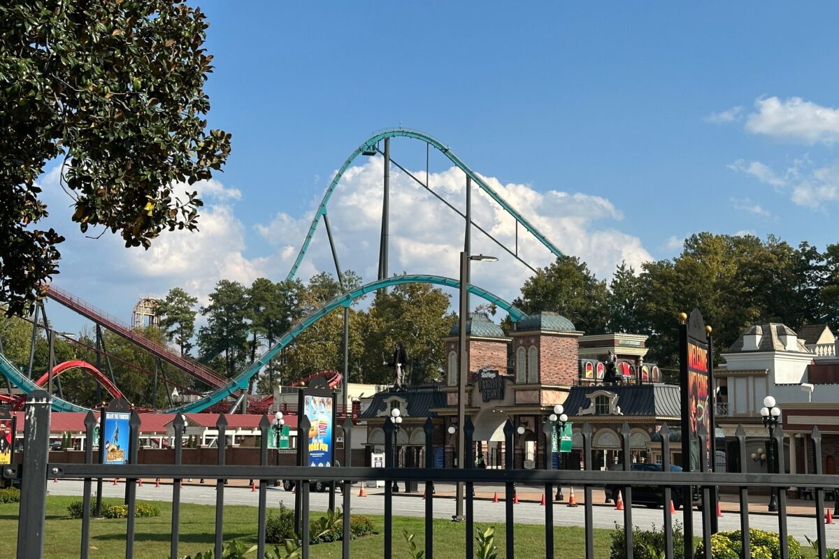 Six Flags vai colocar cintos em montanhas-russas após morte nos EUA
