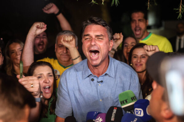 Bastidores da apuração de Flávio Bolsonaro reúnem funk, louvor e clima de euforia