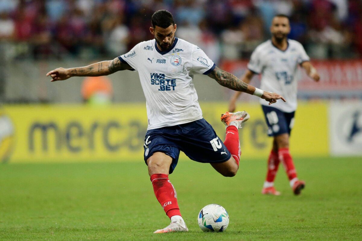 Atacante do Bahia sofre rejeição da torcida após republicar vídeo contra o Nordeste