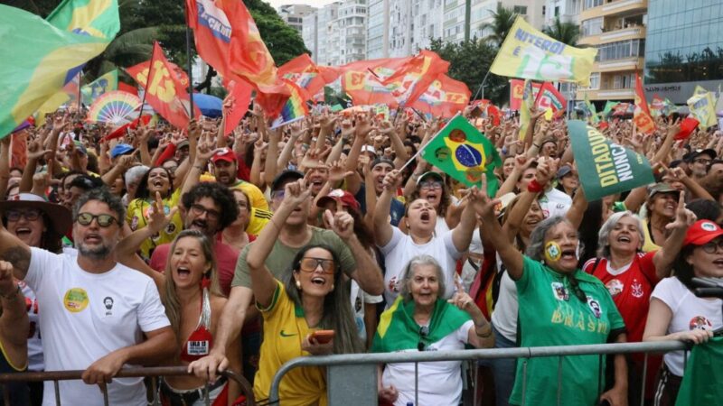 Atos pela democracia e apoio a Lula reúnem multidões pelo país
