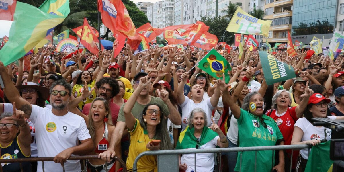 Atos pela democracia e apoio a Lula reúnem multidões pelo país