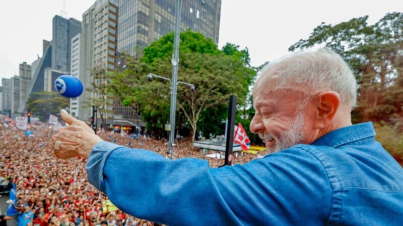 Ato em prol da reeleição de Lula reúne multidão na Avenida Paulista