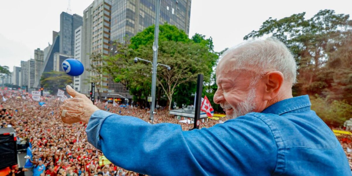 Ato em prol da reeleição de Lula reúne multidão na Avenida Paulista