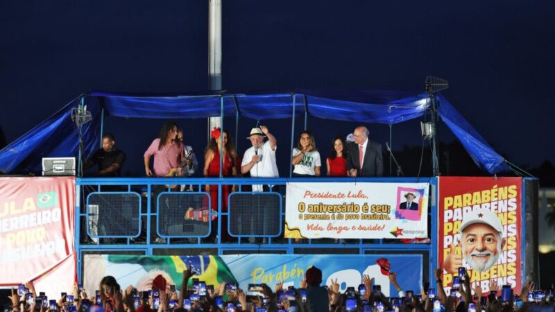 Lula classifica viagem de Flávio Bolsonaro aos EUA como ato vergonhoso
