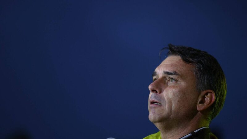Investigado por fraude no INSS pagou voos de Flávio Bolsonaro