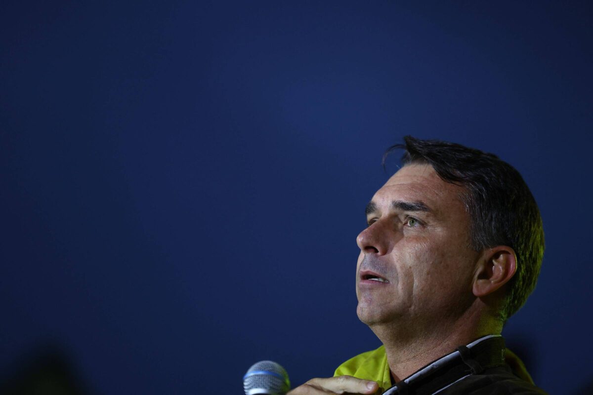 Investigado por fraude no INSS pagou voos de Flávio Bolsonaro