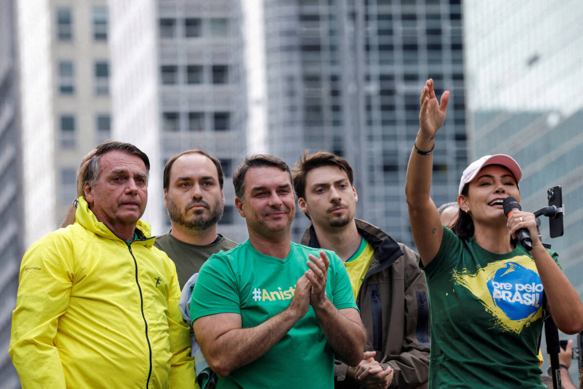 Clã Bolsonaro aposta em estratégia familiar nas urnas para manter poder político