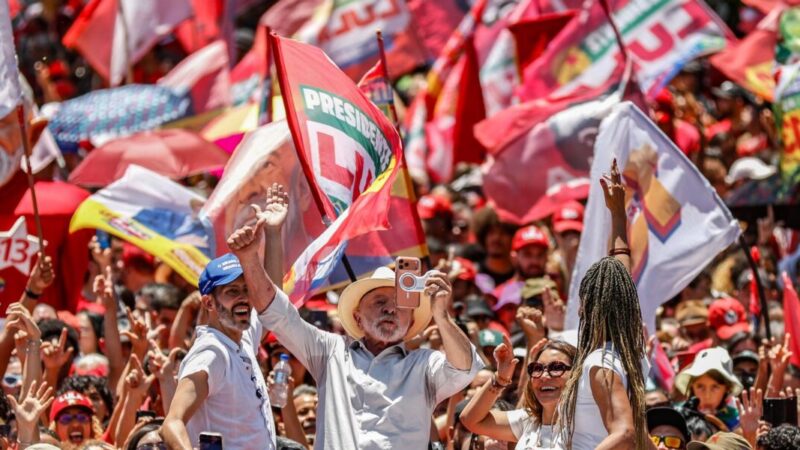 Lula critica o Banco Master e defende fim da escala 6×1 em comício