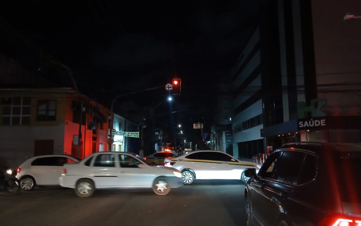 Caminhão atinge poste e deixa 2.400 imóveis sem luz em Aracaju