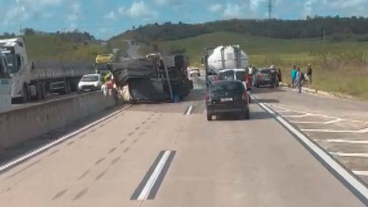Caminhão com cerveja tomba na BR-101 e motorista fica ferido