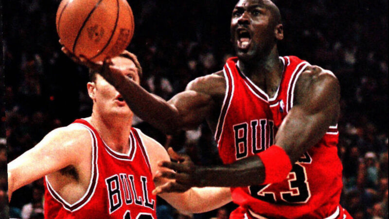 Camisa usada por Michael Jordan em final é vendida por R$ 69,8 milhões