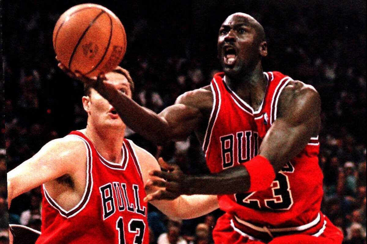 Camisa usada por Michael Jordan em final é vendida por R$ 69,8 milhões
