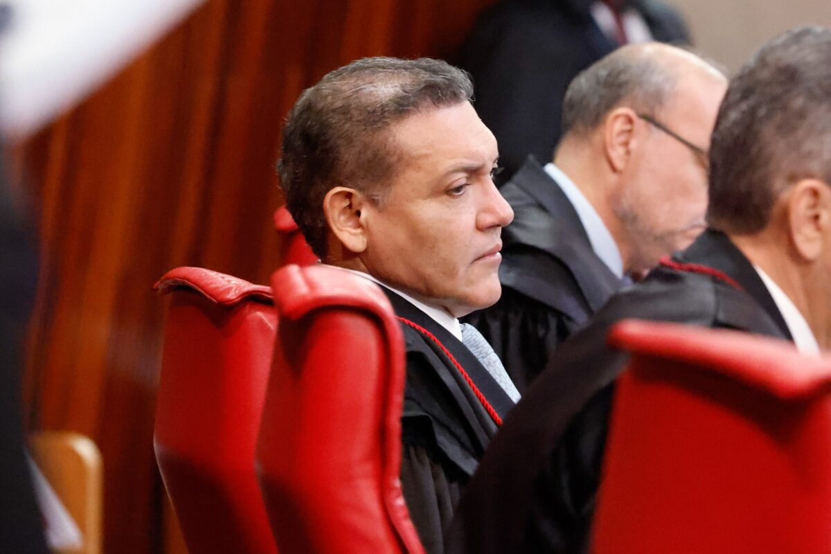 Flávio Bolsonaro recorre a Nunes Marques sobre canal de Janones