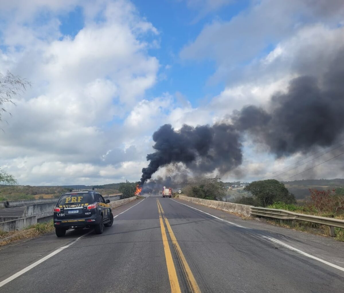 Carreta com biodiesel tomba e pega fogo na divisa entre a Bahia e Sergipe