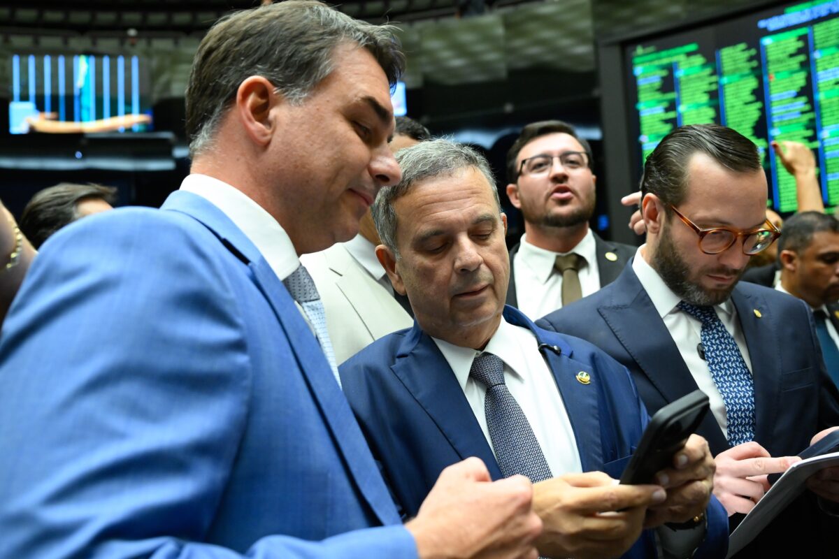 Carta golpista de Flávio Bolsonaro isola senador e racha direita