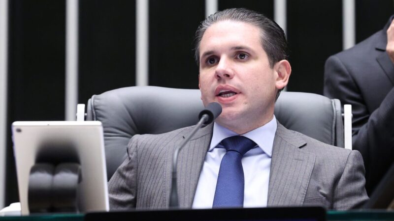 Centrão articula reeleição de Hugo Motta e se antecipa ao PL