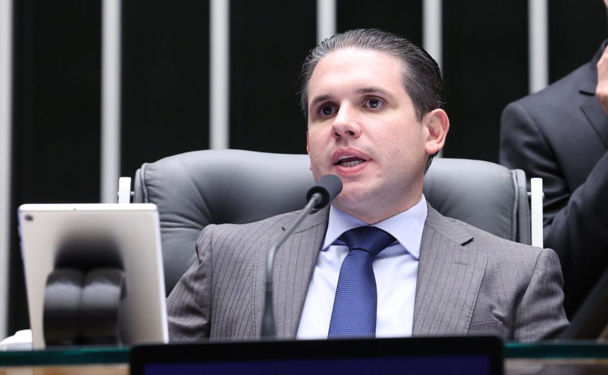 Centrão articula reeleição de Hugo Motta e se antecipa ao PL