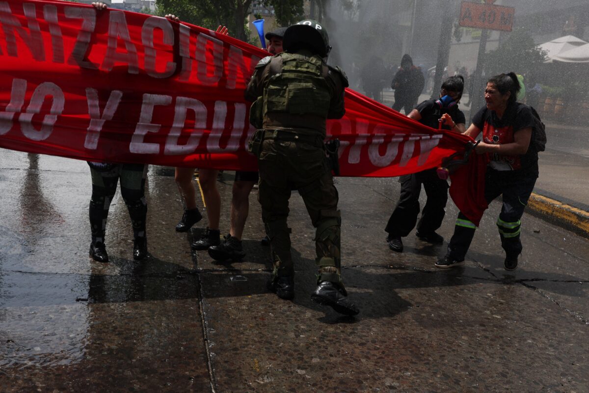 Protestos no Chile terminam com 110 detidos e feridos em Santiago